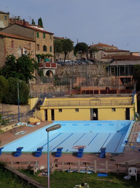 Work in progress in the public swimming pool in Giuncarico